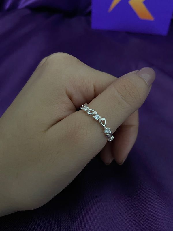 Anel Corações Vazados e Zircônias em Prata 925