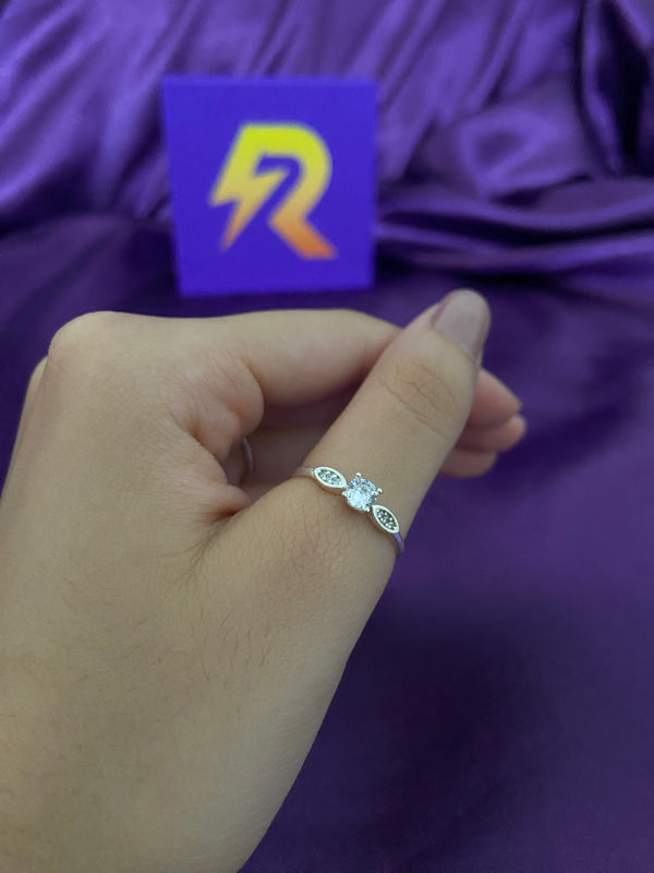 Anel Prata 925 com Zircônia Central e Detalhes Folha