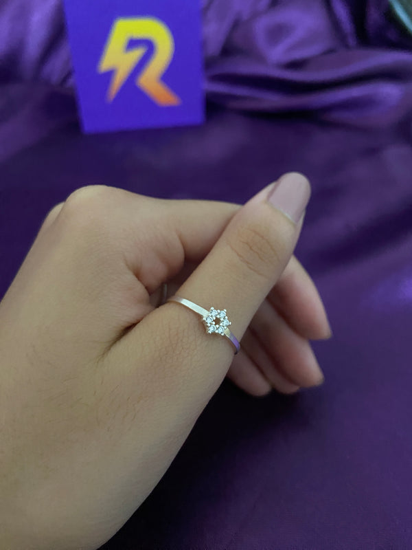 Anel Prata 925 com Zircônias em Flor Delicada