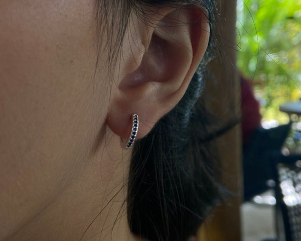 Brinco Minimalista em Prata 925 com Zircônias Azuis