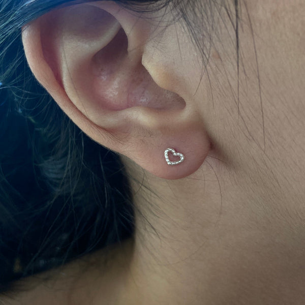 Brinco Coração Vazado em Prata 925 com Zircônias