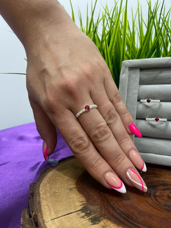 Anel Prata 925 com Pedra Vermelha e Zircônias Laterais