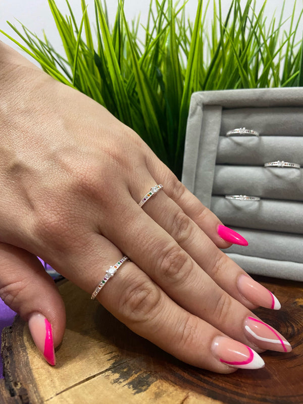 Anel com Detalhes Coloridos e Zircônia Central em Prata 925